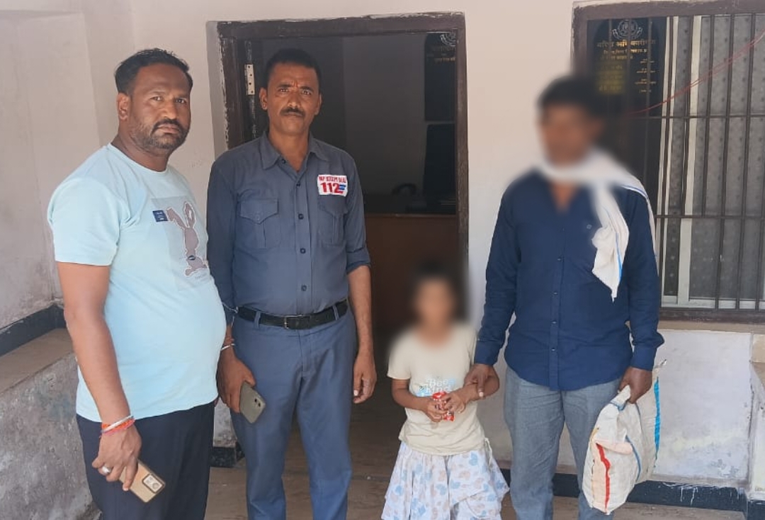 विदिशा के थाना सिरोंज क्षेत्र में बाजार में साथ छूट जाने से रास्ता भटकी 06 वर्षीय बालिका, डायल-112 जवानों ने परिजन से मिलाया।